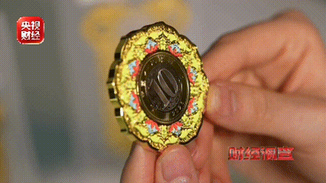 央视曝光纪念币骗局：99元“稀缺珍品	”	，实为10元纪念币加个壳